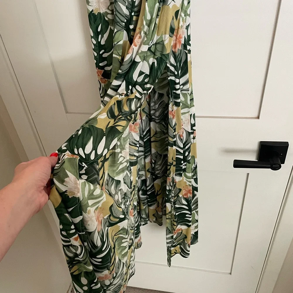 Green Halter Neck Sleeveless Maxi Sundress - Picture 2 of 6